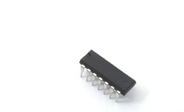 DIY elektronik amaçlar için bir Entegre Devre (IC) ön görünümü beyaz arkaplan üzerinde. Elektronik bileşen parçaları.