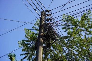 Mavi gökyüzüne karşı güç hatları