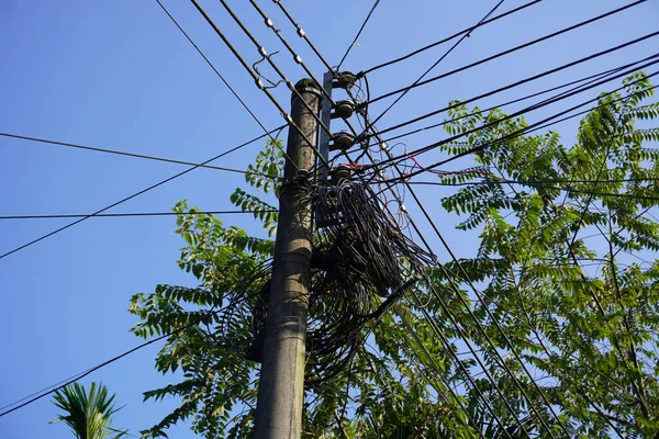 Mavi gökyüzüne karşı güç hatları