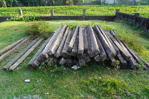 Terk edilmiş çimento direkleri ya da sütunlar.