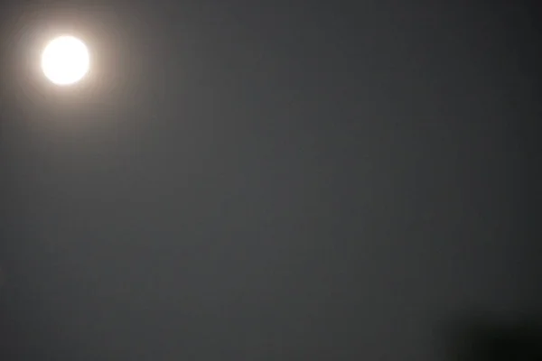 Siluet. Chiang Rai Tayland 'da gece vakti Ay..