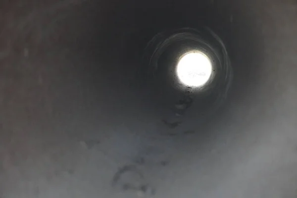 Işık Çemberi giden karanlık taş tünel.