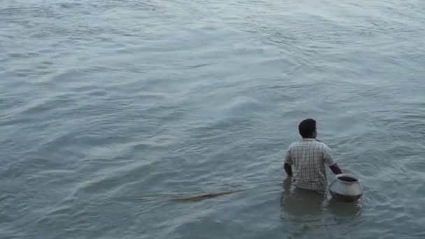 Pescador Está Pegando Peixe Com Uma Rede Rio — Vídeo de Stock
