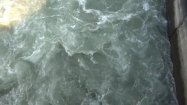 Yavaş çekimde ışık yansıması olan temiz nehir suyu dalgaları.