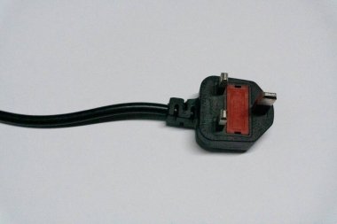 3 pim güç dolgusu beyaz üzerine izole edildi.