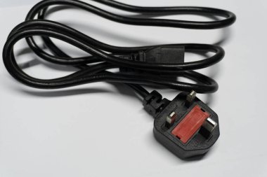 Fiş, kablo beyaz arkaplanda izole edildi