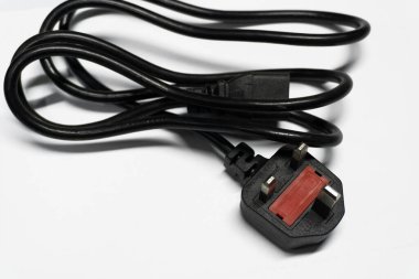 Siyah Güç kablosu tak ve soket üzerinde beyaz izole