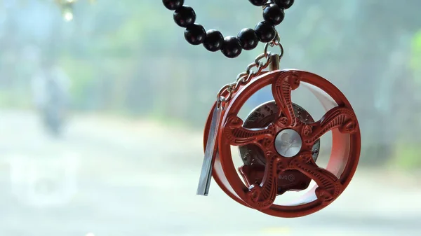 Araba tekerleği havada.