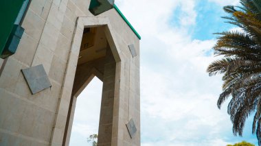 Binanın mimari köşesinde Ortadoğu hissi var.