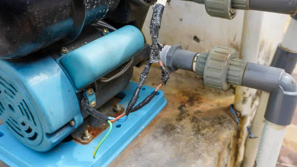 Slechte Gevaarlijke Elektrische Installaties Waterpompmachines Kunnen Kortsluiting Veroorzaken — Stockfoto