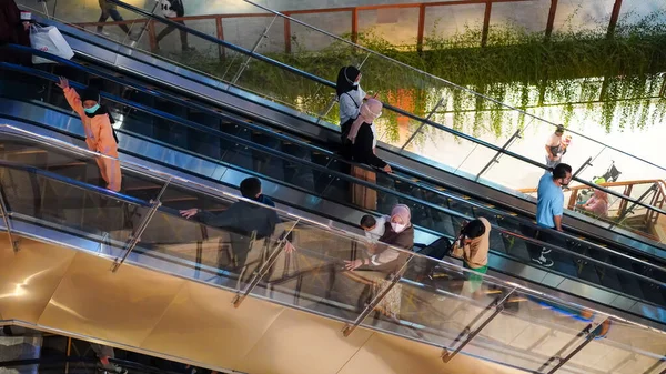 Einkaufszentrum Mit Besuchern Die Masken Tragen Und Abstand Halten — Stockfoto