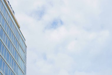 Gökyüzü ve bulutlar yansıma modern gökdelen Windows