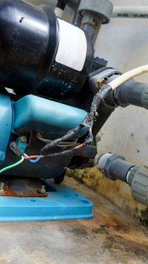 Su pompası makinelerindeki kötü ve tehlikeli elektrik tesisatları kısa devre yaptırabilir.