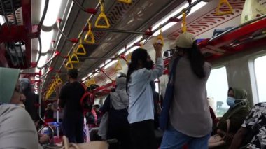 Solo, Temmuz 05, 2022: Trende Ayakta Duran Arkadaşlar Sohbeti