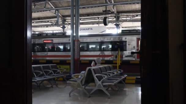 Solo Juli 2022 Passagierin Sitzt Bahnhof Von Solo Mit Fahrendem — Stockvideo
