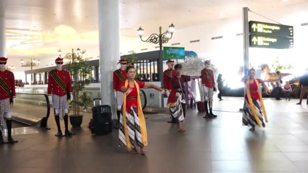 Kulonprogo Julho 2022 Dança Tradicional Indonésia Bailarino Kebaya Vermelho Aeroporto — Vídeo de Stock