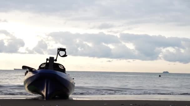 Canoe Σταθμευμένο Στην Παραλία Sunset Sky Στο Παρασκήνιο — Αρχείο Βίντεο