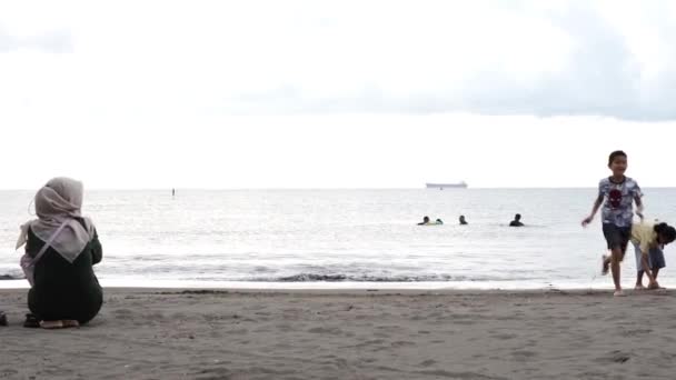 Makassar Oktober 2022 Ein Friedlicher Tag Strand Mit Einer Liebevollen — Stockvideo