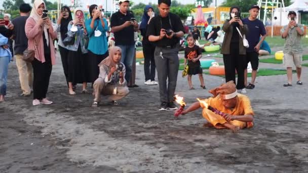 Makassar Oktober 2022 Einfangen Der Lebendigen Tanzkultur Traditioneller Feuertanz Mit — Stockvideo