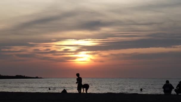 Silhouette Serenity Enjoying Beach Holiday Stunning Sunset Backdrop Sandy Silhouettes — Stock Video