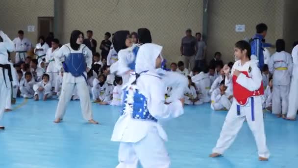 Makassar December 2022 Teenage Taekwondo Studenter Som Tar Ett Bälte — Stockvideo
