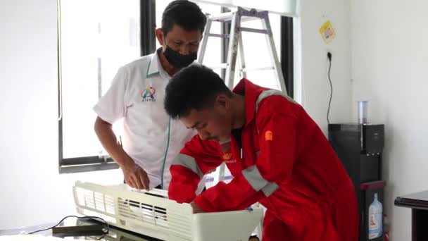 Makassar Juni 2022 Teknisi Pemeliharaan Terlatih Melakukan Pemeriksaan Mesin — Stok Video