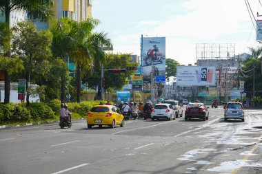 Tam olarak 17 Şubat 2023 'te, Karebosi alanı ve MTC Makassar alışveriş merkezinin önünde kırmızı ışıkta duran bir aracın atmosferi