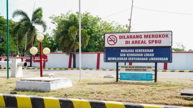 Benzin istasyonunu güvenli ve sigara içilmeyen bir şekilde bu 