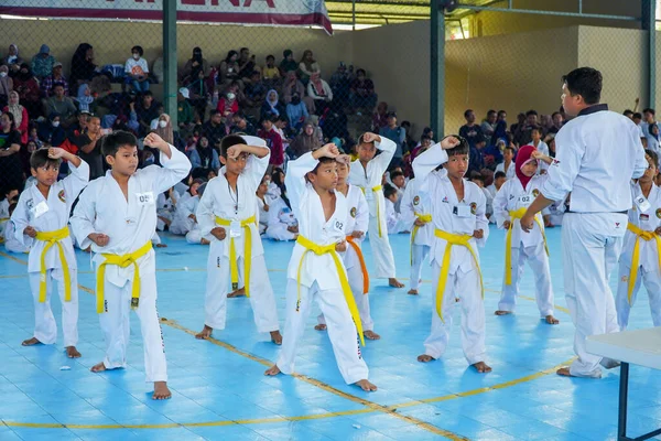Anak Anak Muda Dengan Sabuk Kuning Bersiap Untuk Tes Taekwondo — Stok Foto