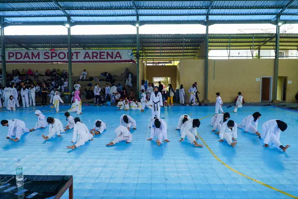 Sekelompok Remaja Sabuk Putih Mengambil Tae Kwon Melakukan Ujian Teknik — Stok Foto