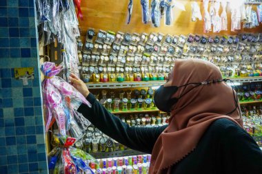 23 Ocak 2023 'te tarihi Kota Tua, Kuzey Jakarta' da gayri resmi tacirlere göz gezdiren genç kadınlar