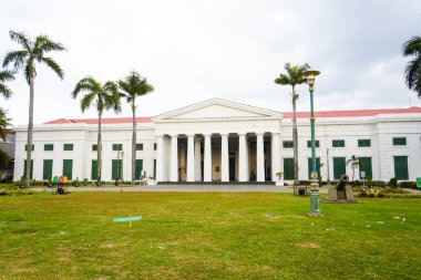 23 Ocak 2023 'te Kuzey Jakarta' nın Kota Tua kentindeki Hollanda sömürge mimari temasını tasvir eden beyaz boya ve yeşil ahşap pencereli Sanat ve Seramik Müzesi 'nin ön manzarası