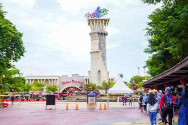 22 Ocak 2023 'te yaşanan salgın kısıtlamaları kaldırıldıktan sonra Jakarta' daki Dufan lunaparkında uzun kuyruklar ve ziyaretçi kalabalığı