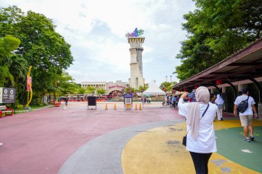 22 Ocak 2023 'te yaşanan salgın kısıtlamaları kaldırıldıktan sonra Jakarta' daki Dufan lunaparkında uzun kuyruklar ve ziyaretçi kalabalığı