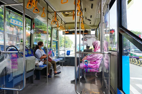 2023年1月22日にジャカルタで指定席を占有する女性の乗客を持つトランスジャカルタバス内の静かで穏やかな雰囲気 — ストック写真