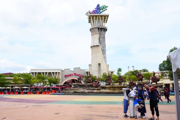 Cheerful Family Taking Photo Overcrowded Entrance Dunia Fantasi Theme Park — Stock Photo, Image
