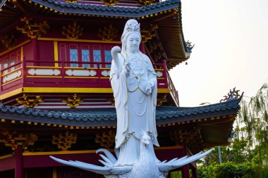 Tanrıça Kwan Im 'in heykeli 2 Haziran 2023' te Doğu Cakarta 'nın PIK 2 bölgesindeki pagoda' nın önünde duruyor.