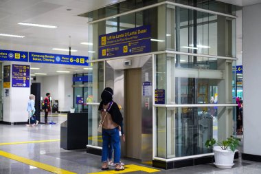 Kadın yolcular 2 Haziran 2023 'te Manggarai İstasyonu, Jakarta' da asansör bekliyor.