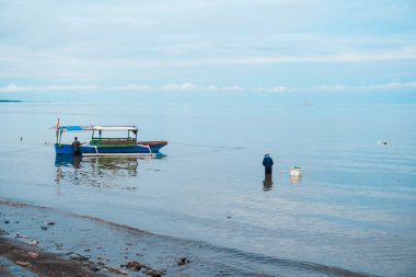 Sahilde balık arayan balıkçılar. Yüzü yok
