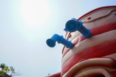 karikatür rüya manzarası: büyüleyici bir ev tasarımı parlak ve canlı mavi gökyüzünün arka planına karşı kurulur