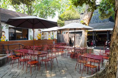 21 Mayıs 2023 'te Dunia Fantasi Ancol bölgesine olan ilgisini yitirmeye başlayan restoranlardan birindeki boş sandalyeler.