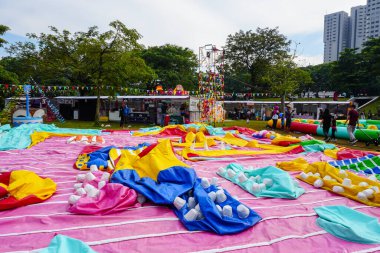 Merkez Jakarta, 9 Temmuz 2023: Gelora Bung Karno bölgesindeki kentsel orman parkına ziyaretçi kalabalığı arasında çocuk oyun gezileri hazırlığı