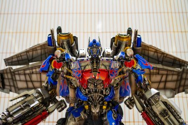 Jakarta, 18 Ağustos 2024: Endonezya 'nın Jakarta kentindeki 4. Kahraman Galerisi' nde Optimus Prime heykeli heykeli. HD kalite resim