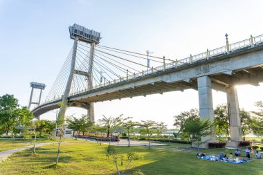 Siak, 08 Ağustos 2024: 1937 'de Siak Krallığı Sembol Anıtı' nda Simpang Tiga Pekanbaru havaalanının açılışında Hollanda sakinleriyle birlikte Sultan 2. Syarif Kasim 'in rahatlatılması