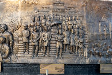 Siak, 08 Ağustos 2024: 1937 'de Siak Krallığı Sembol Anıtı' nda Simpang Tiga Pekanbaru havaalanının açılışında Hollanda sakinleriyle birlikte Sultan 2. Syarif Kasim 'in rahatlatılması