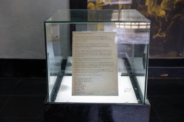 Bengkulu, Endonezya - 20 Mart 2024: Endonezya 'nın Bengkulu şehrinde Fort Marlborough' da tutulan Hollanda Doğu Hint Adaları sömürge hükümetinin sömürge dönemi sırasında Bengkulu Valisi 'nden mektup