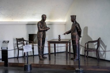 Bengkulu, Endonezya - 20 Mart 2024: Cumhurbaşkanı Soekarno Diorama ve Bengkulu İkamet Kurulu Başkanı C.E. Maier, Endonezya 'nın Bengkulu şehrindeki Fort Marlborough' da.