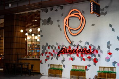 Makassar, 11 Nisan 2024: Alışveriş merkezinde panikli marka panosu sergilendi