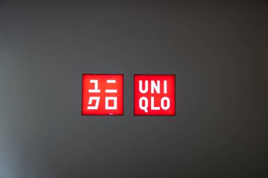 Makassar, 11 Nisan 2024: Eşsiz marka tahtası alışveriş merkezinde sergilendi