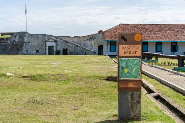 Bengkulu, Endonezya - 20 Mart 2024: Bengkulu, Endonezya 'da Fort Marlborough' daki West Bastion binasının yanı